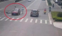 爆料汽车碰瓷视频,汽车碰瓷视频曝光，真相令人震惊！